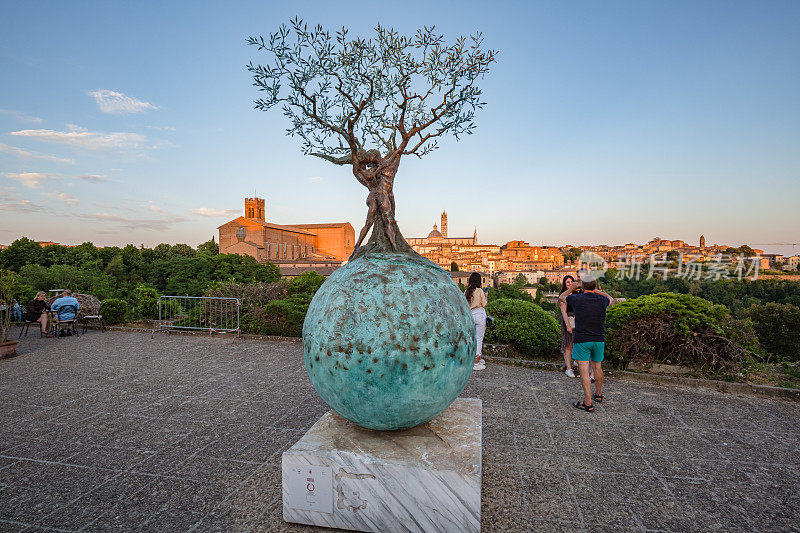 锡耶纳，意大利:城市景观。雕塑Terra Mater的视图。由Andrea Roggi设计的地球和天堂位于意大利锡耶纳的圣普洛斯彼罗。